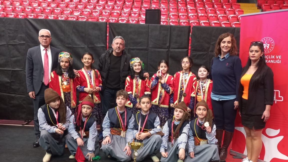 Okul sporları Halk Oyunları yarışmasında Ankara birincisi olduk.